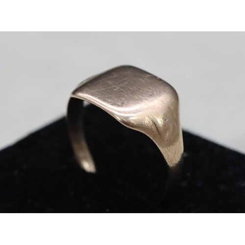 568 - A 9ct gold gentlemen's signet ring, Size S, 3.3 grams gross