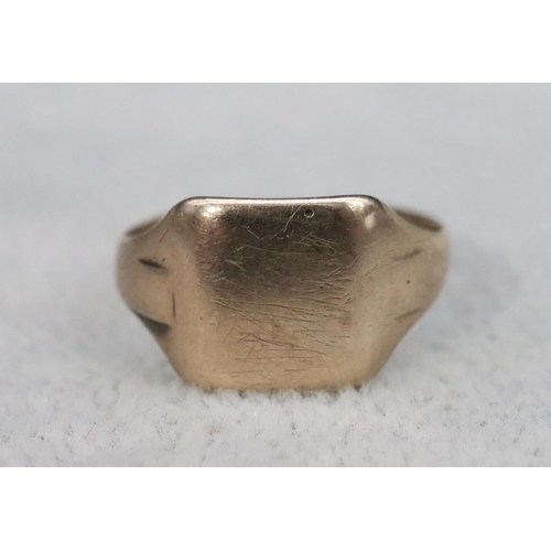 568 - A 9ct gold gentlemen's signet ring, Size S, 3.3 grams gross