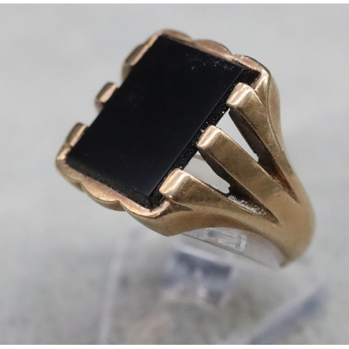 569 - A 9ct gold gentlemen's black onyx signet ring, Size L, 6 grams gross