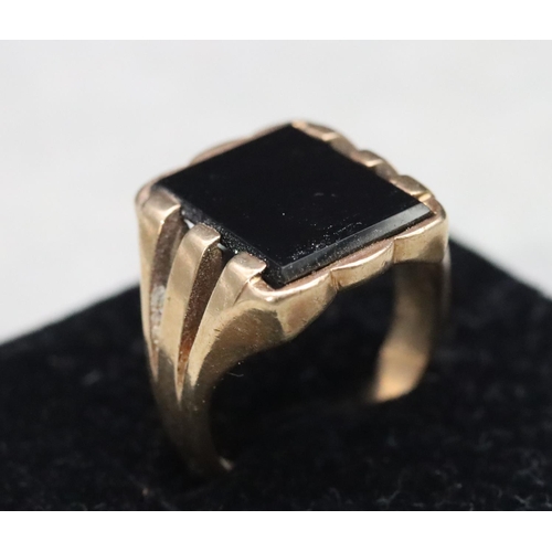 569 - A 9ct gold gentlemen's black onyx signet ring, Size L, 6 grams gross