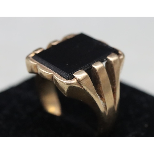 569 - A 9ct gold gentlemen's black onyx signet ring, Size L, 6 grams gross