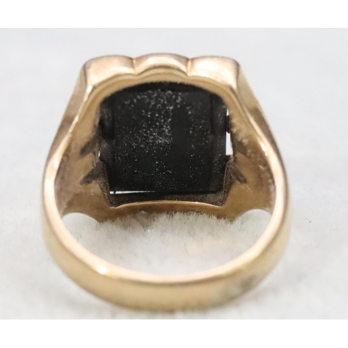 569 - A 9ct gold gentlemen's black onyx signet ring, Size L, 6 grams gross