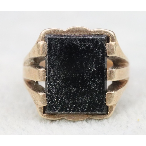 569 - A 9ct gold gentlemen's black onyx signet ring, Size L, 6 grams gross