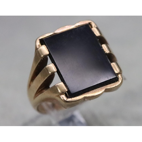 569 - A 9ct gold gentlemen's black onyx signet ring, Size L, 6 grams gross