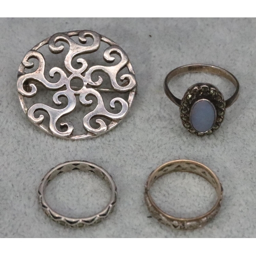 573 - A 925 silver circular brooch with pierced scroll decoration and 3 various silver rings, 16.5 grams g... 