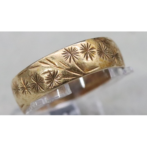 582 - A 9ct gold wedding ring with star decoration, Size R/S, 2.3 grams