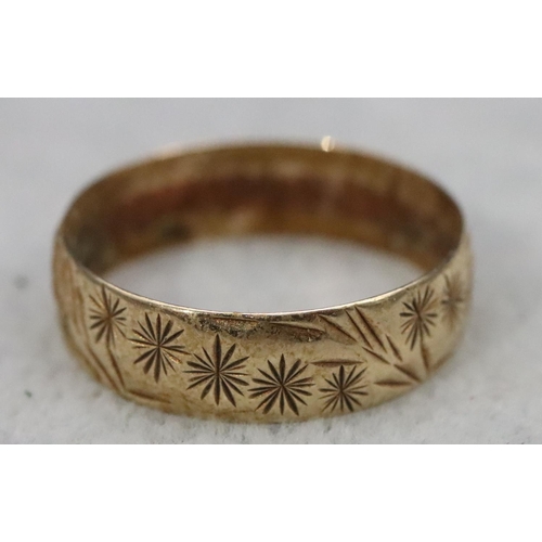 582 - A 9ct gold wedding ring with star decoration, Size R/S, 2.3 grams