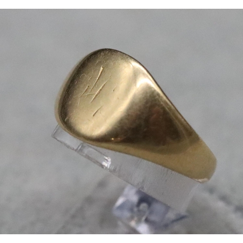 593 - A small 18ct gold signet ring, Size I, 2.6 grams