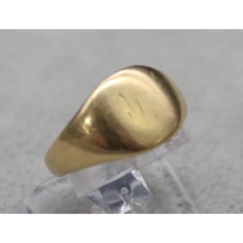 593 - A small 18ct gold signet ring, Size I, 2.6 grams