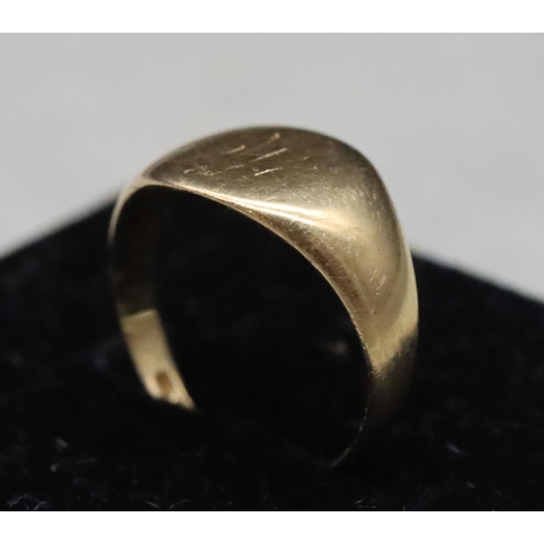 593 - A small 18ct gold signet ring, Size I, 2.6 grams