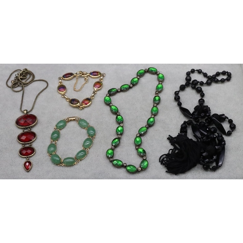 596 - A jet style bead necklace, 2 further necklaces and 2 bracelets (5)