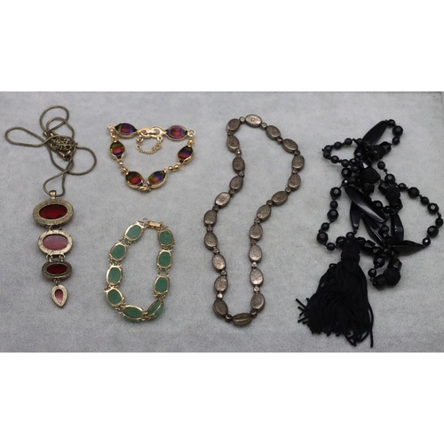 596 - A jet style bead necklace, 2 further necklaces and 2 bracelets (5)