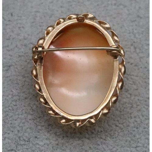 601 - An oval cameo brooch in 9ct gold mount with twist ring (slight crack to cameo), 2.3cm high, 5.9 gram... 