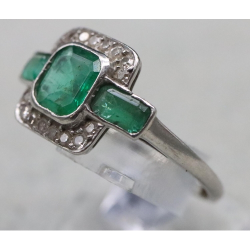 613 - A platinum Art Deco style ladies' ring set with 3 green stones surrounded by 16 diamonds, Size J, 3.... 