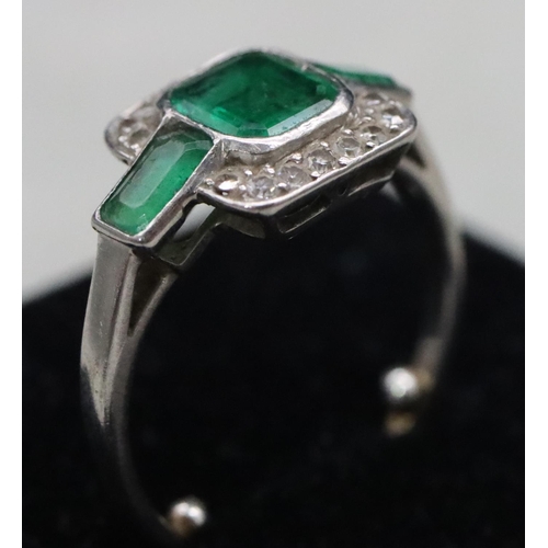 613 - A platinum Art Deco style ladies' ring set with 3 green stones surrounded by 16 diamonds, Size J, 3.... 