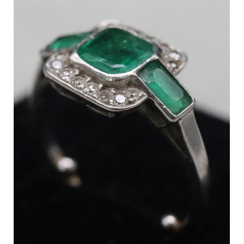 613 - A platinum Art Deco style ladies' ring set with 3 green stones surrounded by 16 diamonds, Size J, 3.... 