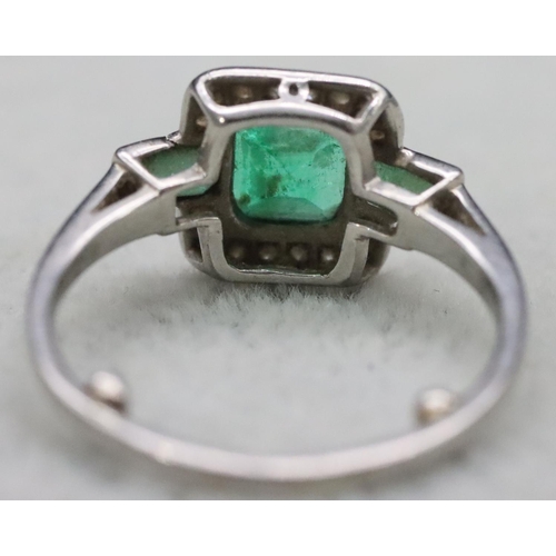 613 - A platinum Art Deco style ladies' ring set with 3 green stones surrounded by 16 diamonds, Size J, 3.... 