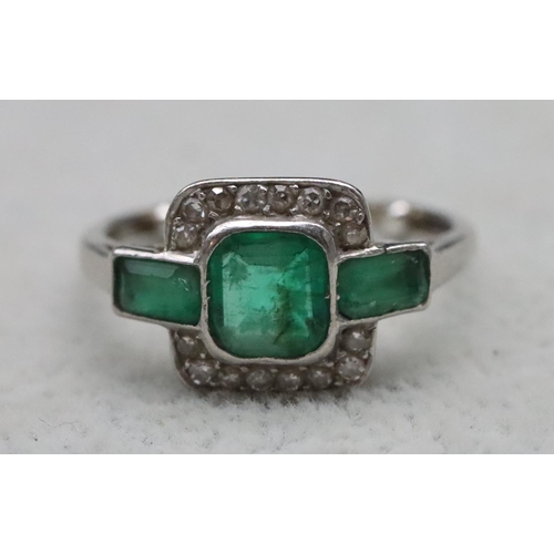 613 - A platinum Art Deco style ladies' ring set with 3 green stones surrounded by 16 diamonds, Size J, 3.... 