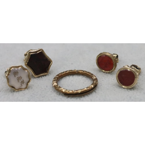 615 - 4 small gold pendant seals, all set with coloured stones, largest 2.3cm high, 9.8 grams gross and a ... 