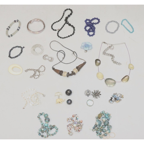 621 - A Turquoise bead necklace and a small quantity of various costume and other jewellery