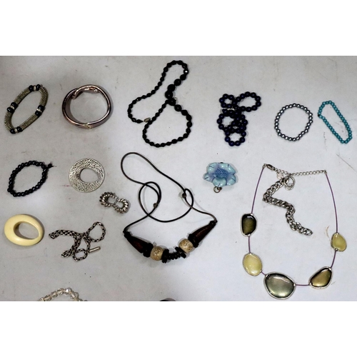 621 - A Turquoise bead necklace and a small quantity of various costume and other jewellery