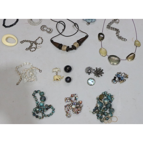 621 - A Turquoise bead necklace and a small quantity of various costume and other jewellery