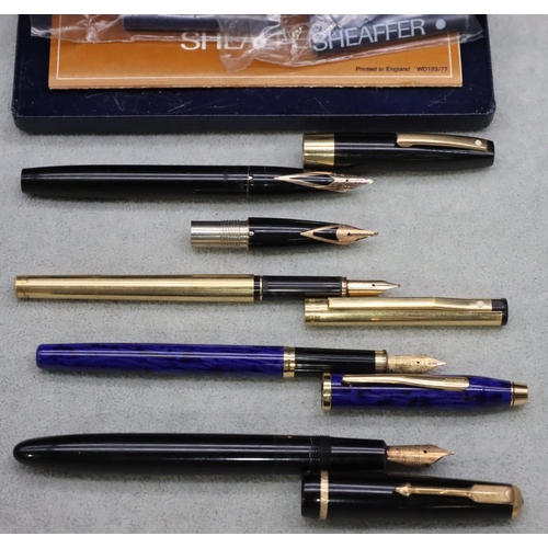 624 - A Parker Duofold black fountain pen, a Shaeffer fountain pen with extra nib (boxed), a Cross blue ma... 