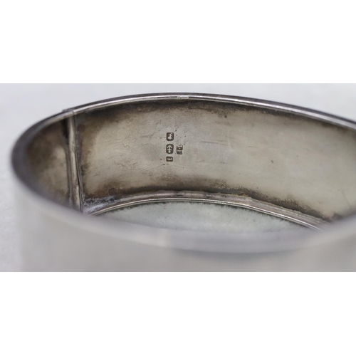 644 - A Birmingham silver wide band hinged bangle with engraved bird, floral and scroll decoration, 24.3 g... 