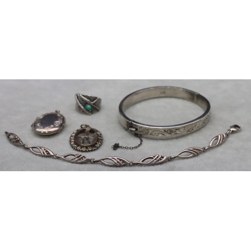 645 - A silver hinged bangle with engraved decoration and a small quantity of odd silver jewellery, 31.6 g... 