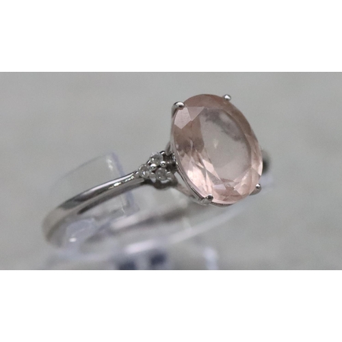 652 - A 9ct gold Morganite ladies' ring flanked by 2 small diamonds, Size S/T, 2 grams gross