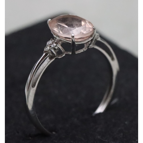 652 - A 9ct gold Morganite ladies' ring flanked by 2 small diamonds, Size S/T, 2 grams gross