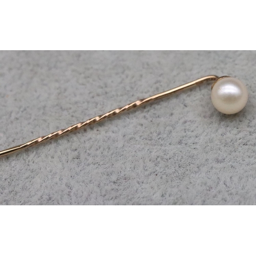 658 - A 9ct gold stick pin mounted with a single pearl in later case, 1 gram gross