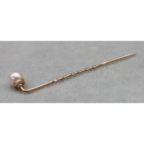 658 - A 9ct gold stick pin mounted with a single pearl in later case, 1 gram gross