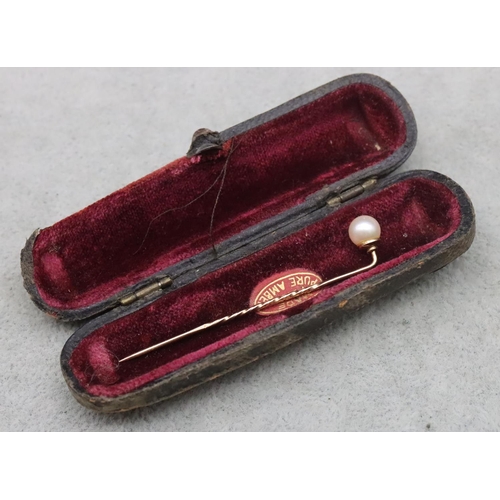 658 - A 9ct gold stick pin mounted with a single pearl in later case, 1 gram gross