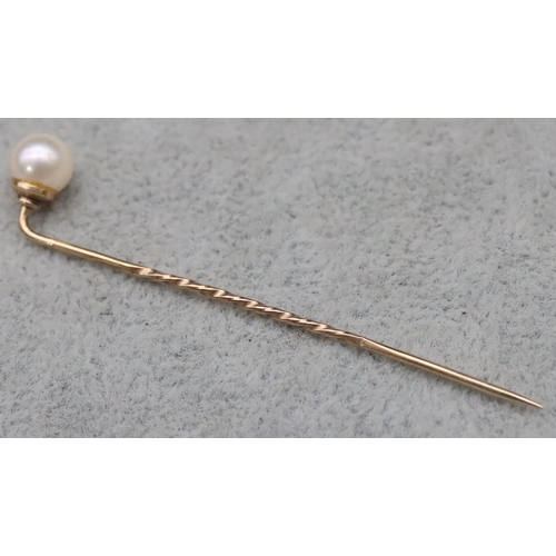 658 - A 9ct gold stick pin mounted with a single pearl in later case, 1 gram gross