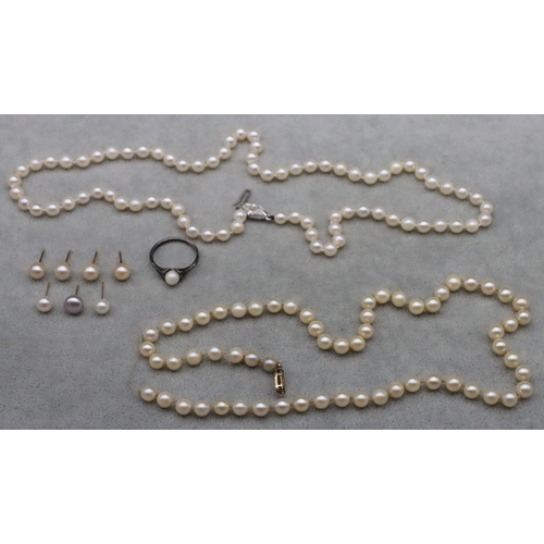 662 - A pearl style necklace with 9ct gold clasp (in need of restringing) and various pearl style earrings