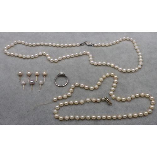 662 - A pearl style necklace with 9ct gold clasp (in need of restringing) and various pearl style earrings