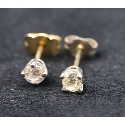 678 - A pair of 18ct yellow gold stud earrings, approx. 0.20ct each