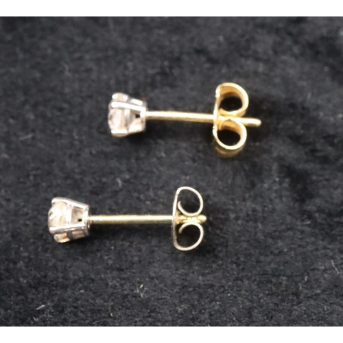 678 - A pair of 18ct yellow gold stud earrings, approx. 0.20ct each