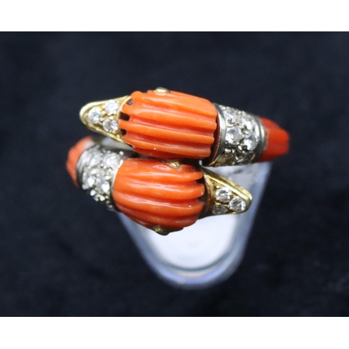 679 - An 18ct gold Italian coral twist ring in the form of 2 bird heads, each mounted with 9 diamonds to c... 