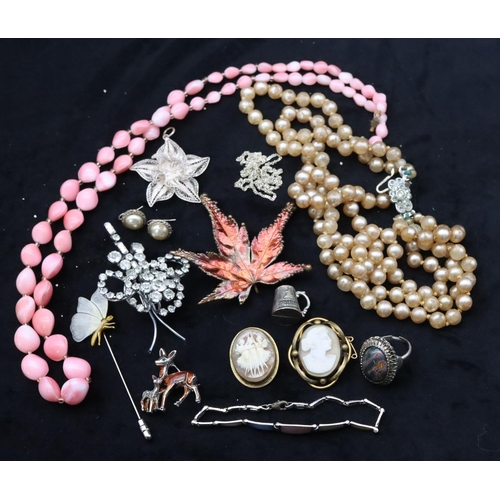 687 - 2 oval cameo brooches, a silver bracelet and a small quantity of various jewellery