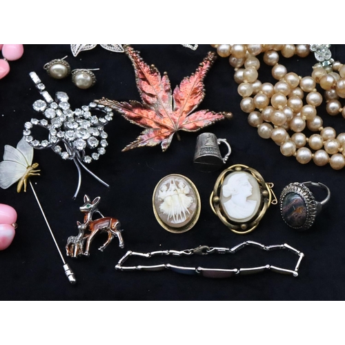 687 - 2 oval cameo brooches, a silver bracelet and a small quantity of various jewellery