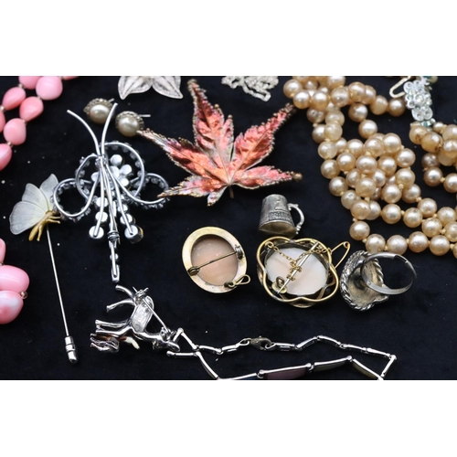 687 - 2 oval cameo brooches, a silver bracelet and a small quantity of various jewellery