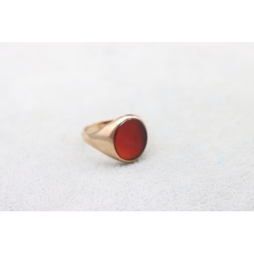 693 - A 9ct gentlemen's signet ring mounted with oval red stone, Size N/O, 4.4 grams gross