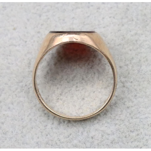 693 - A 9ct gentlemen's signet ring mounted with oval red stone, Size N/O, 4.4 grams gross