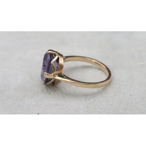 701 - A ladies' gold amethyst ring, Size M/N, 4.2 grams gross