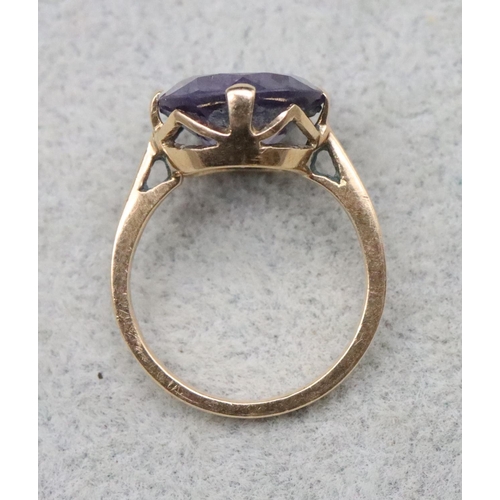 701 - A ladies' gold amethyst ring, Size M/N, 4.2 grams gross