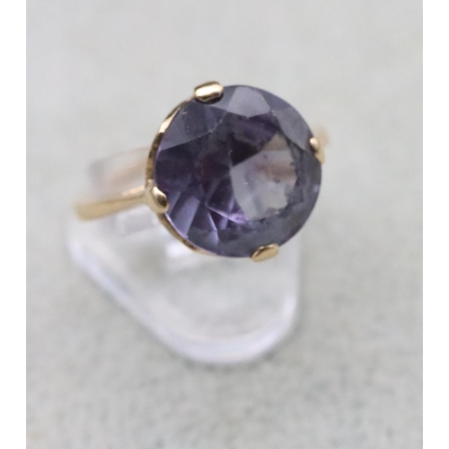 701 - A ladies' gold amethyst ring, Size M/N, 4.2 grams gross