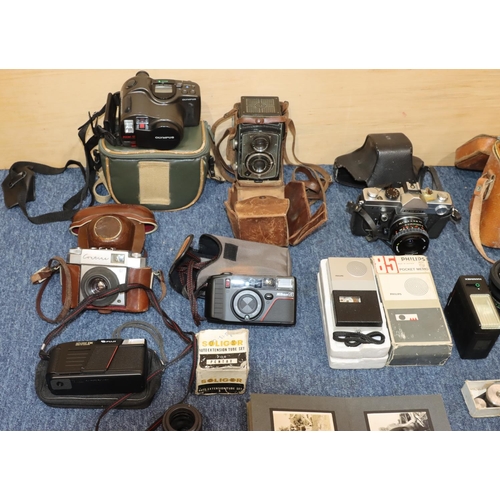 748 - Franke & Heidecke Rolleicord camera, in leather case, an Olympus AZ-330 Superzoom camera, a Petri TT... 