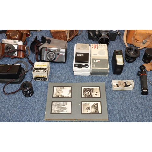 748 - Franke & Heidecke Rolleicord camera, in leather case, an Olympus AZ-330 Superzoom camera, a Petri TT... 